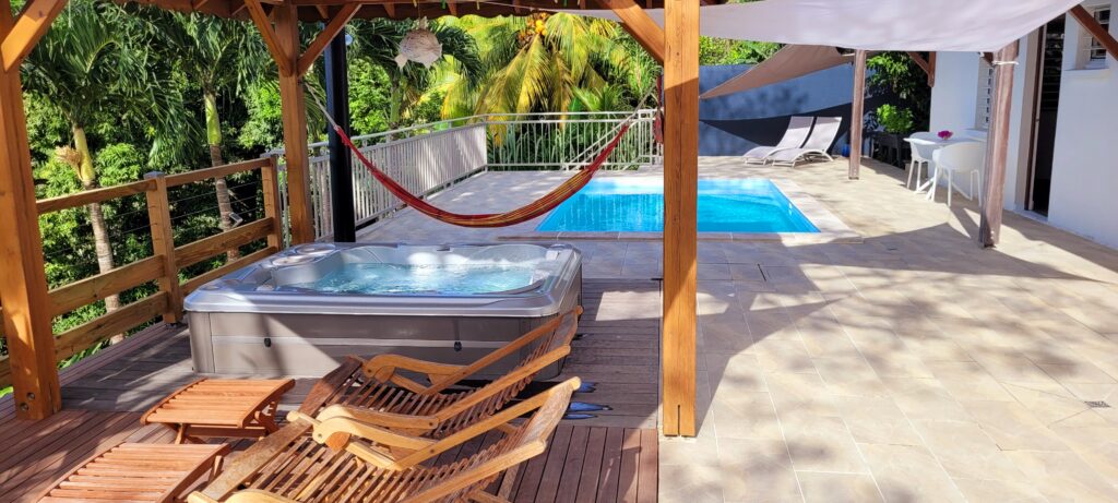 piscine location Deshaies Guadeloupe jacuzzi