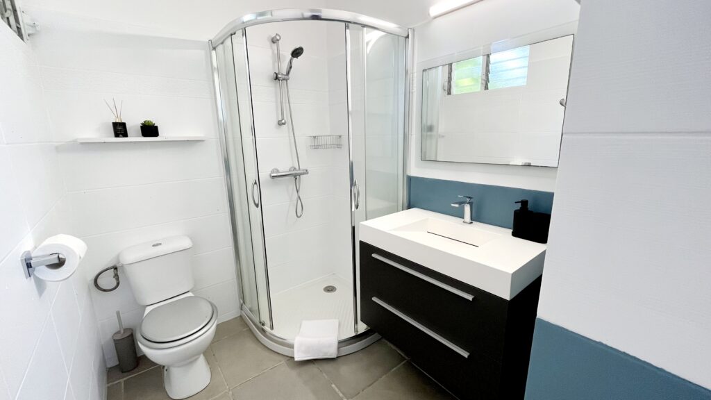 salle de bain location vacances deshaies